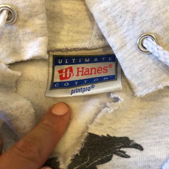 One tree hill sweatshirt. - Picture 3 of 4